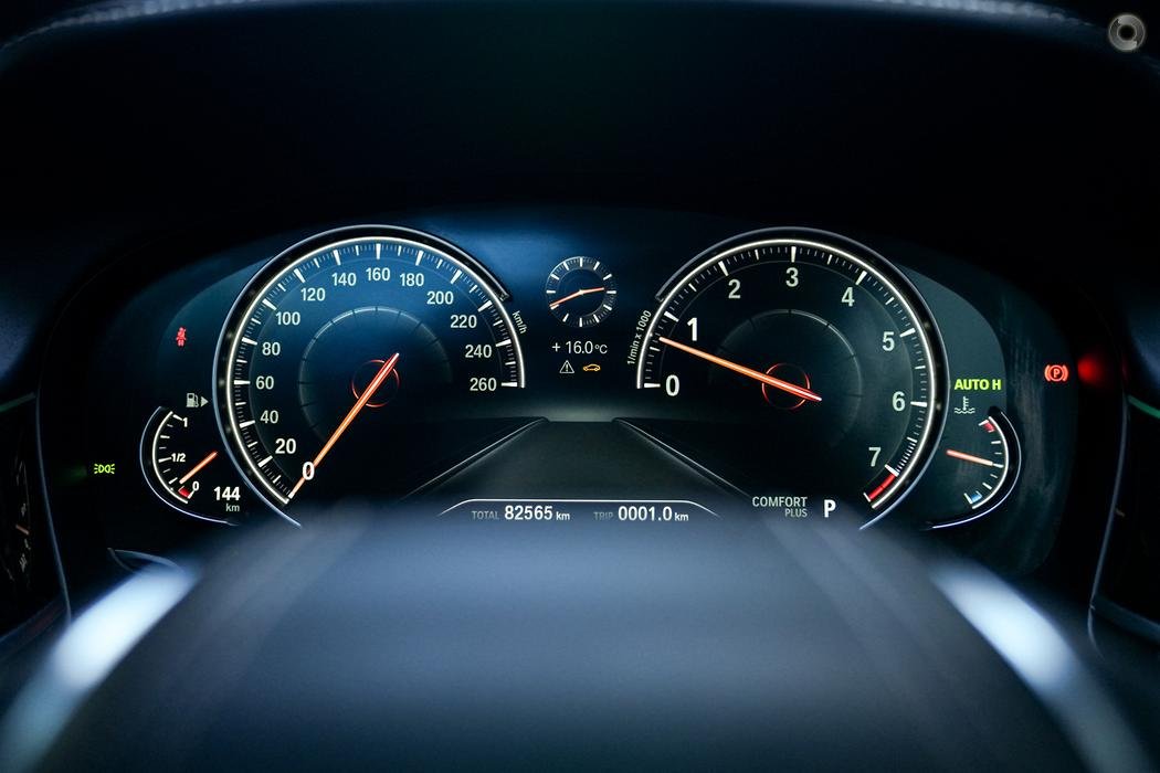 outline key features, keep it concise in a few sentences and provide daily rental prices in melbourne