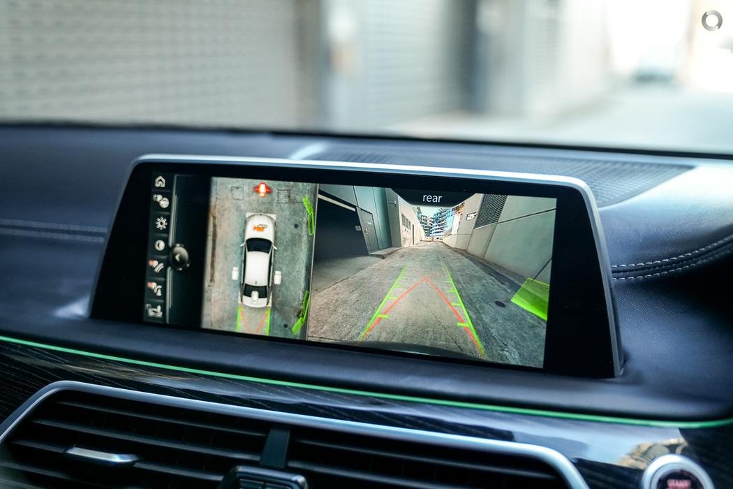 outline key features, keep it concise in a few sentences and provide daily rental prices in melbourne