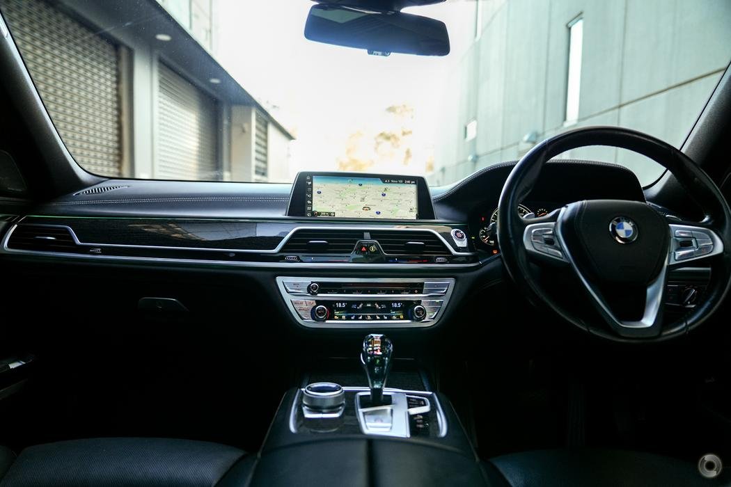 outline key features, keep it concise in a few sentences and provide daily rental prices in melbourne