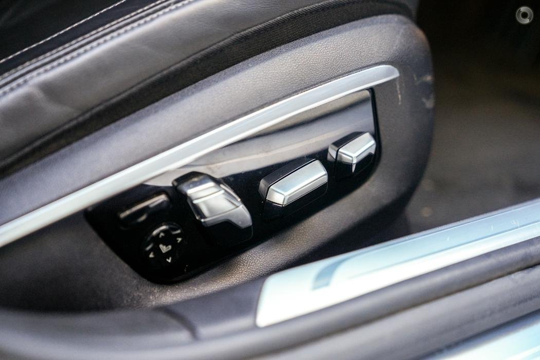 outline key features, keep it concise in a few sentences and provide daily rental prices in melbourne