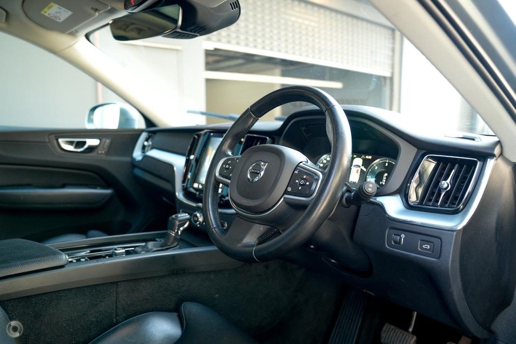 2018 Volvo XC60 UZ MY19 D4 Momentum Wagon 5dr Spts Auto 8sp AWD 2.0DTT