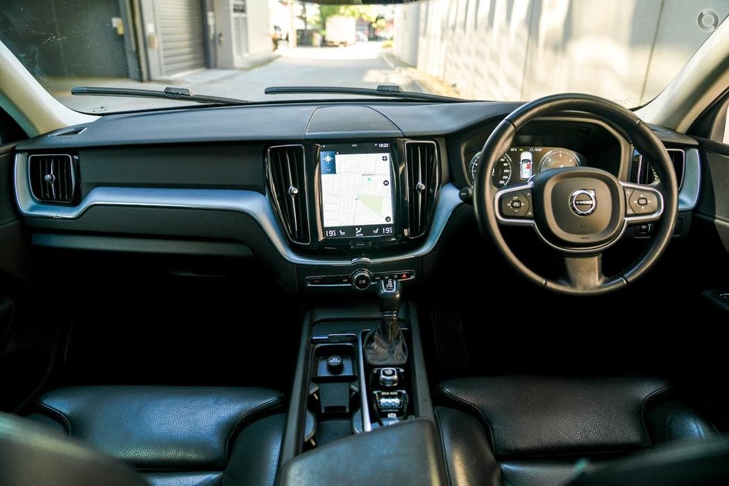 2018 Volvo XC60 UZ MY19 D4 Momentum Wagon 5dr Spts Auto 8sp AWD 2.0DTT