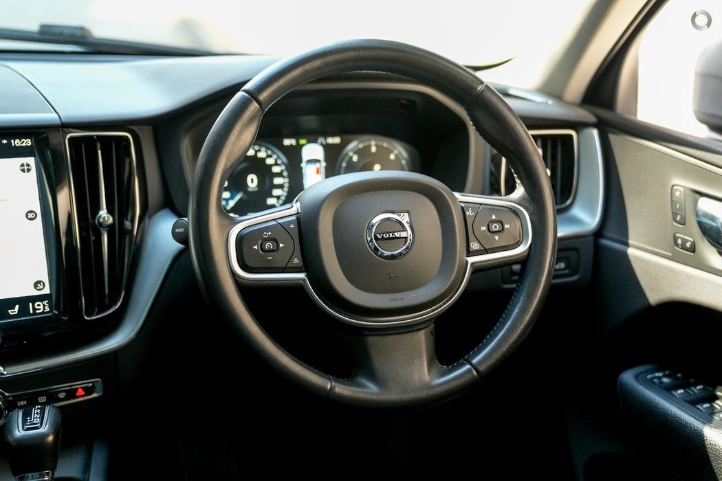 2018 Volvo XC60 UZ MY19 D4 Momentum Wagon 5dr Spts Auto 8sp AWD 2.0DTT