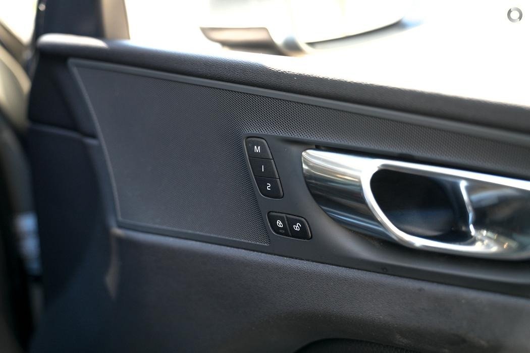 2018 Volvo XC60 UZ MY19 D4 Momentum Wagon 5dr Spts Auto 8sp AWD 2.0DTT