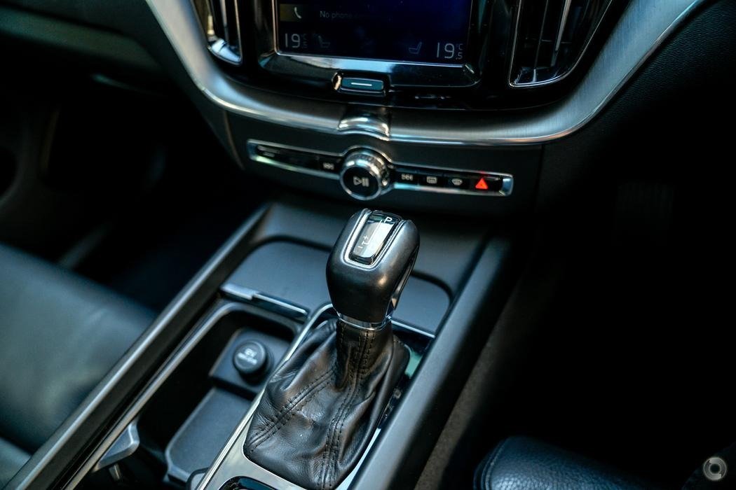 2018 Volvo XC60 UZ MY19 D4 Momentum Wagon 5dr Spts Auto 8sp AWD 2.0DTT