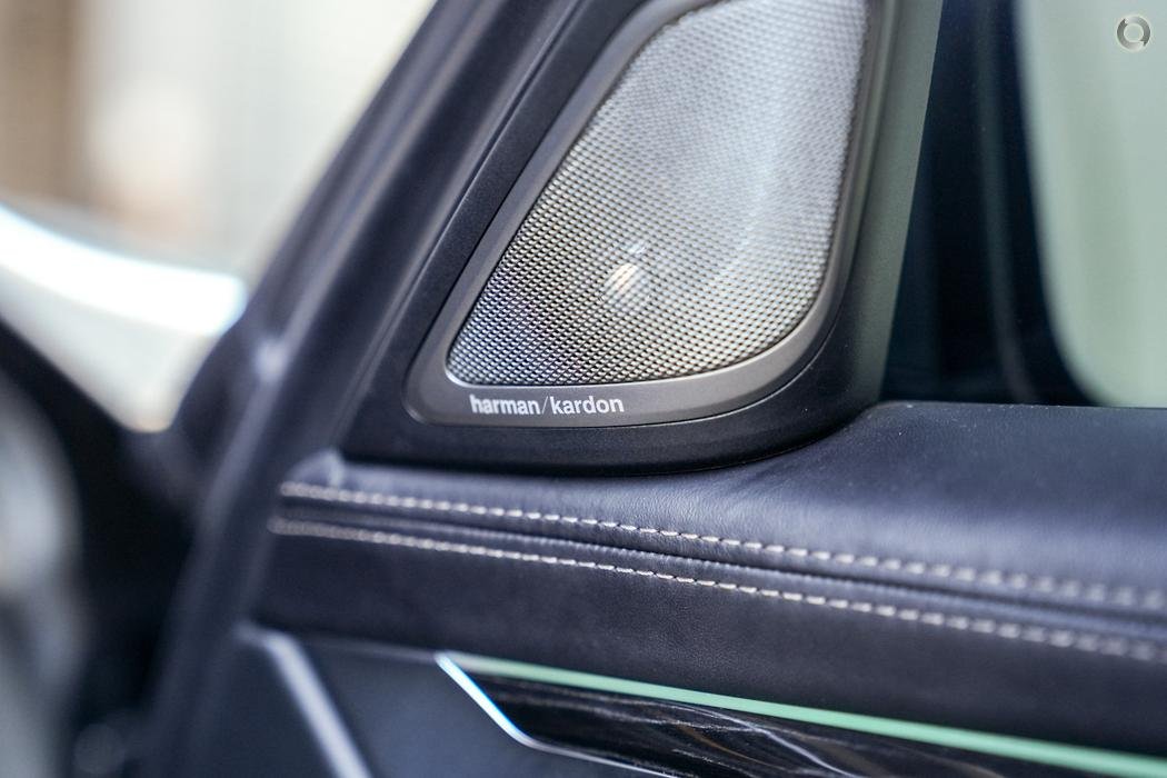 outline key features, keep it concise in a few sentences and provide daily rental prices in melbourne